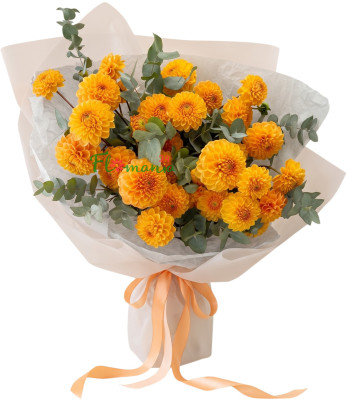 Букет из оранжевых георгин с эвкалиптом «Огненный вальс»